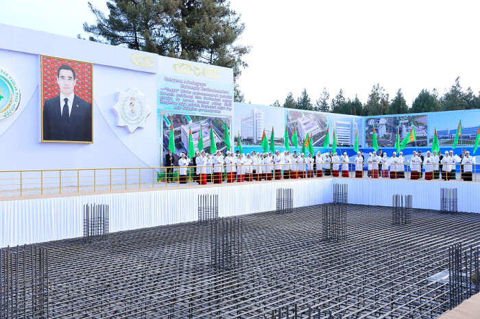 В Туркменистане построят 3 медицинских центра