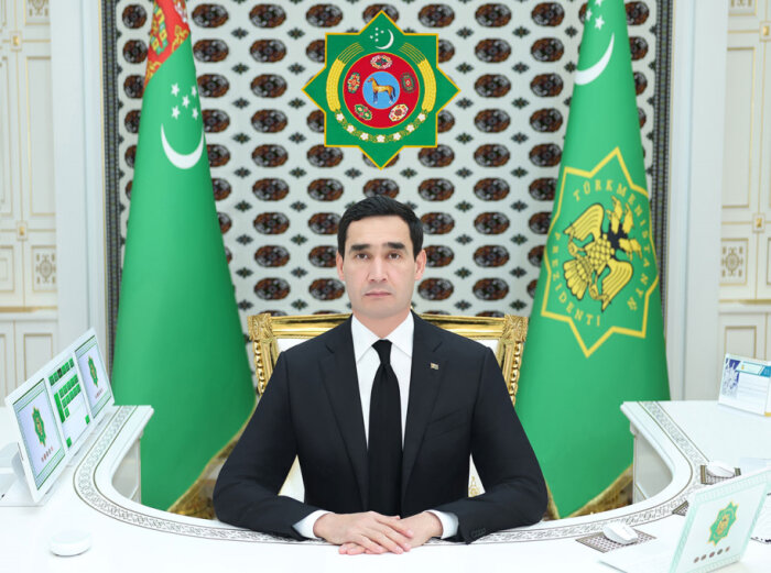 Президент Туркменистана заслушал отчет глав регионов о работе ЖКХ