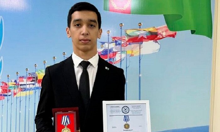 Студент из Туркменистана получил памятный знак «Активный исследователь»