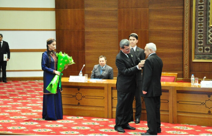 Глава Туркменистана наградил заслуженных дипломатов страны