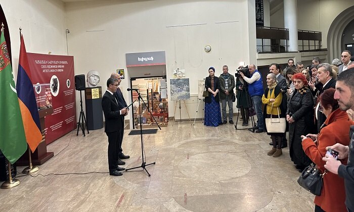 Туркменское посольство в Ереване провело фотовыставку в честь Махтумкули