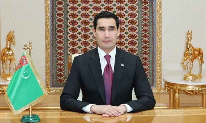 Президент Туркменистана поздравил женщин с 8 марта