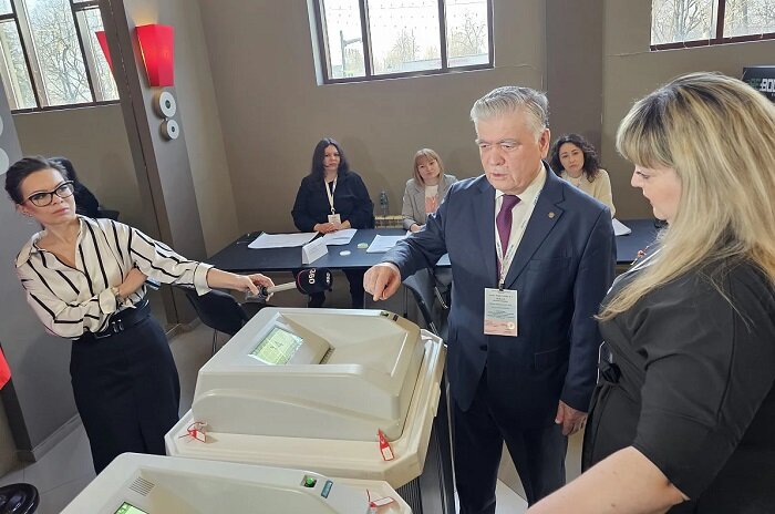 Глава миссии наблюдателей от СНГ проконтролировал открытие избирательного участка в Звенигороде