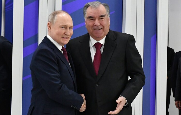 Эмомали Рахмон поздравил Путина с убедительной победой на выборах президента России