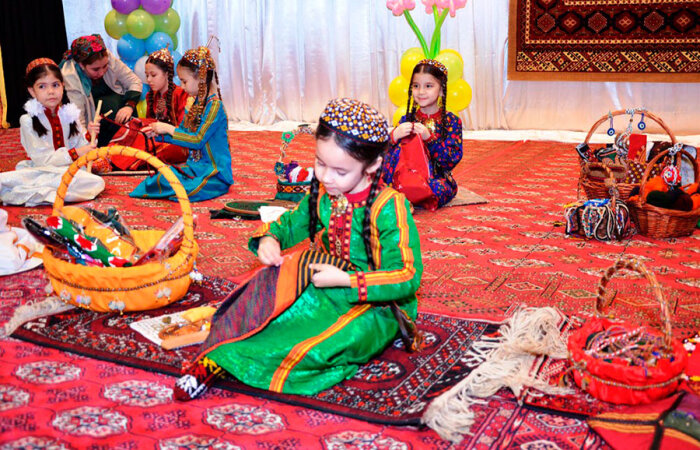 В Туркменистане выбрали самую очаровательную школьницу