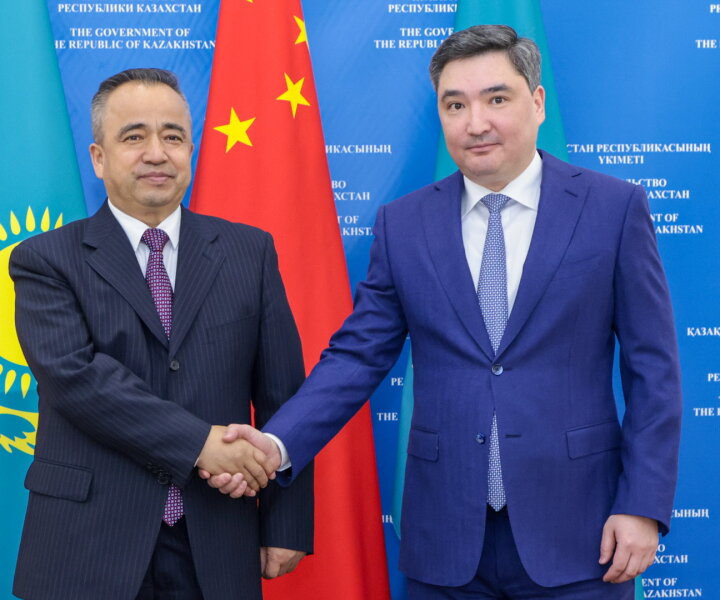 Бектенов встретился с главой Народного правительства китайского региона