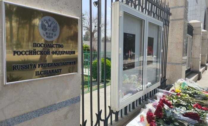В Туркменистане несут цветы к российским дипучреждениям в память о жертвах теракта в «Крокус Сити Холле»