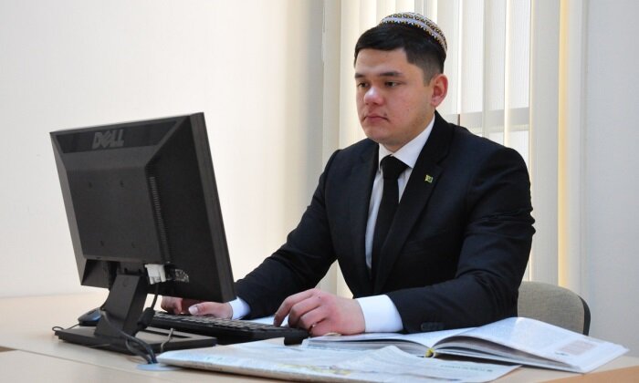 Туркменский студент отметил роль творчества Махтумкули в воспитании молодежи