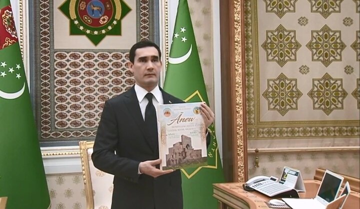 Президент Туркменистана написал новую книгу Änew – müňýyllyklardan gözbaş alýan medeniýet