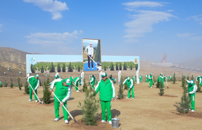 В Туркменистане прошла весенняя акция по посадке деревьев