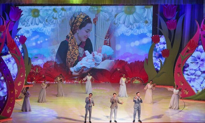 Туркменские матери-героини получили ключи от квартир в «умном городе» Аркадаг
