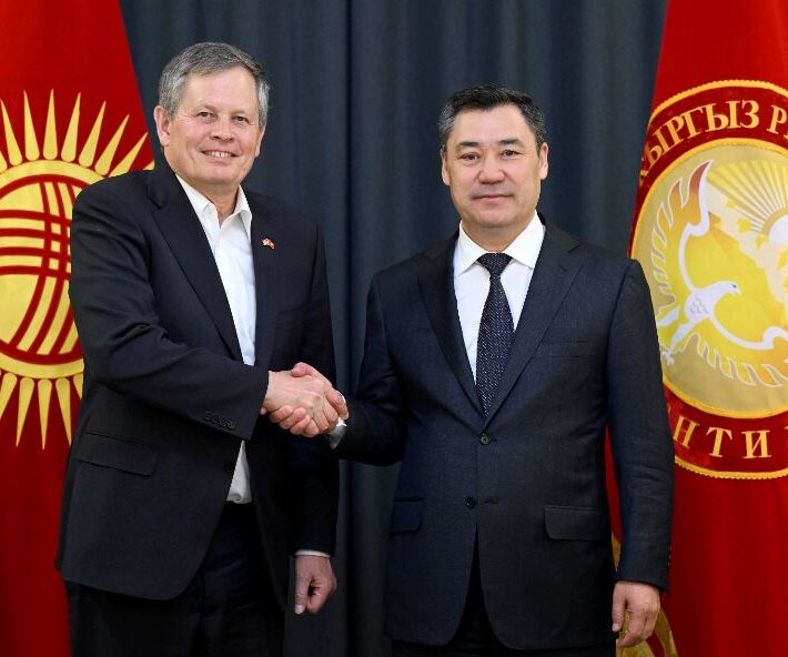 Президент Киргизии Жапаров принял сенатора США Стива Дэйнса