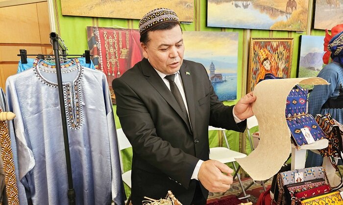 Мастер из Туркменистана возродил старинное искусство изготовления шелковой бумаги