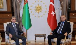 Герой-Аркадаг Туркменистана вручил подарок президенту Турции