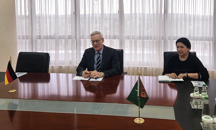 В МИД Туркменистана прошла встреча с завершающим миссию послом ФРГ