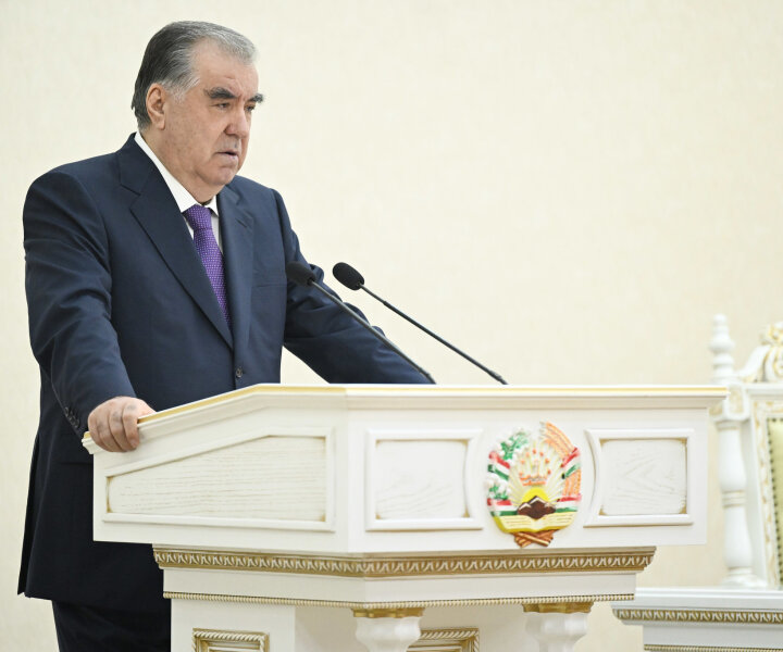 Президент Таджикистана выразил тревогу из-за закрытия предприятий в регионе