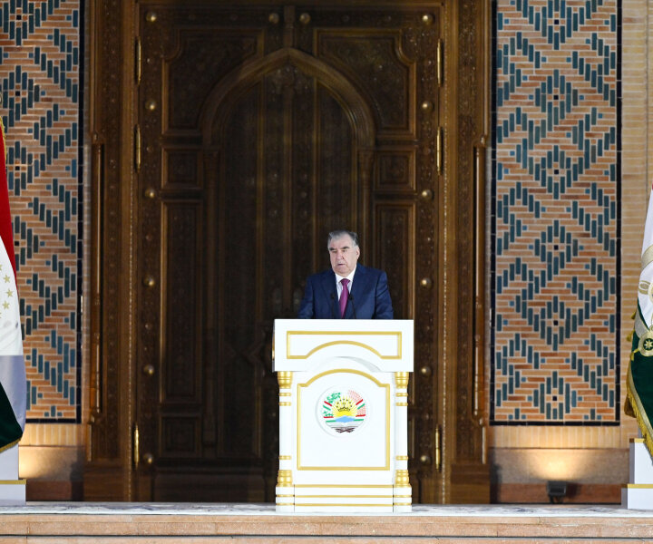 Президент Таджикистана выступил против трудовой миграции