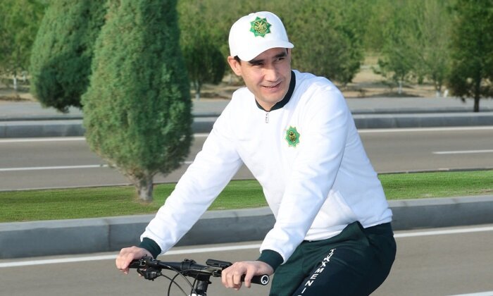 Президент Туркменистана возглавил массовый велопробег