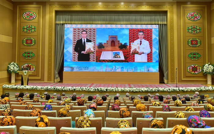 В Ашхабаде презентовали книгу президента Туркменистана об Анау
